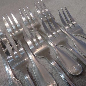 8 försilvrade metallgafflar med snäck- och nätdekoration, vintage franska försilvrade bakgafflar, 14 cm