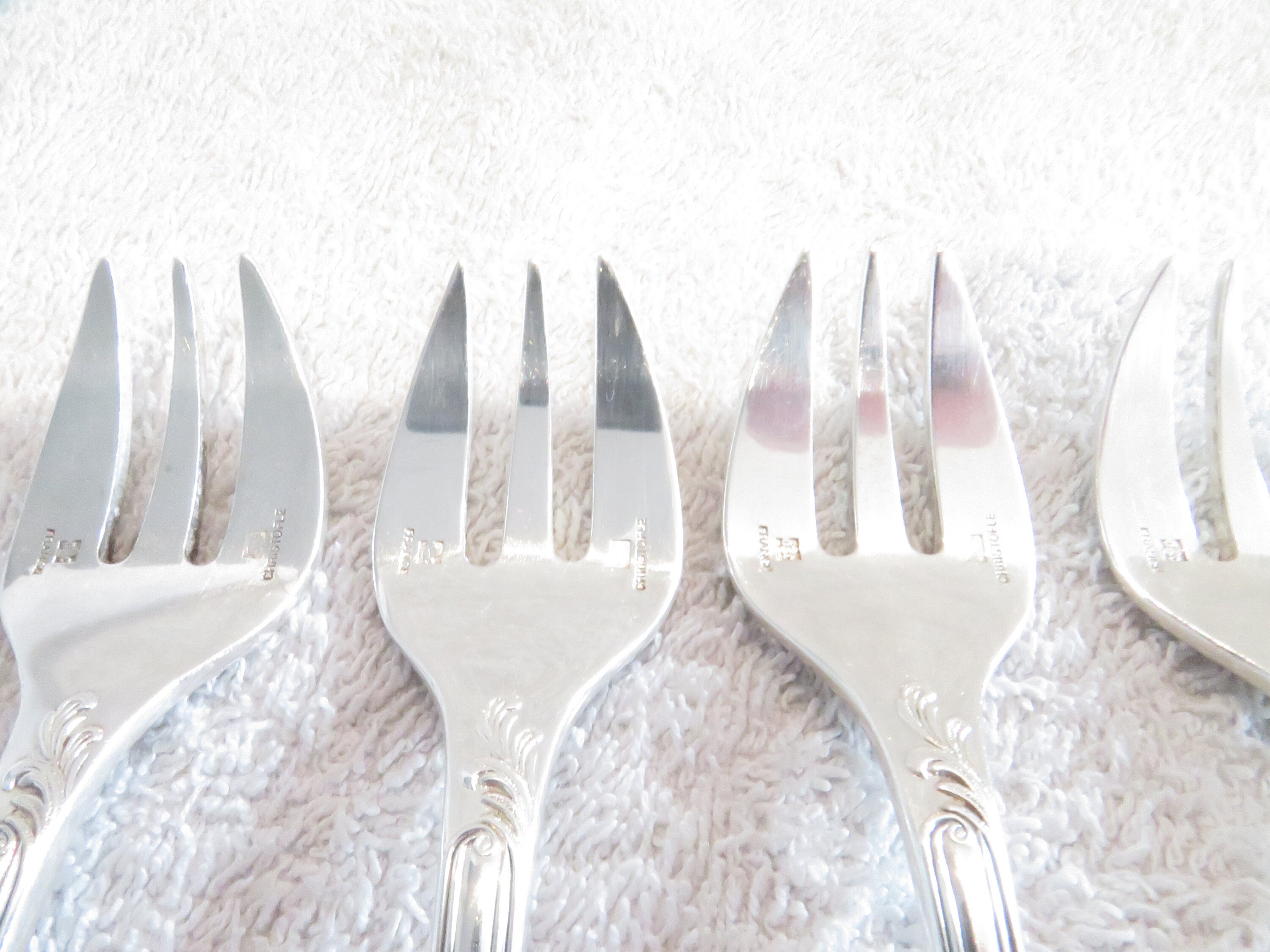 4 本の銀メッキ オイスター フォーク、金細工師クリストフル モデル