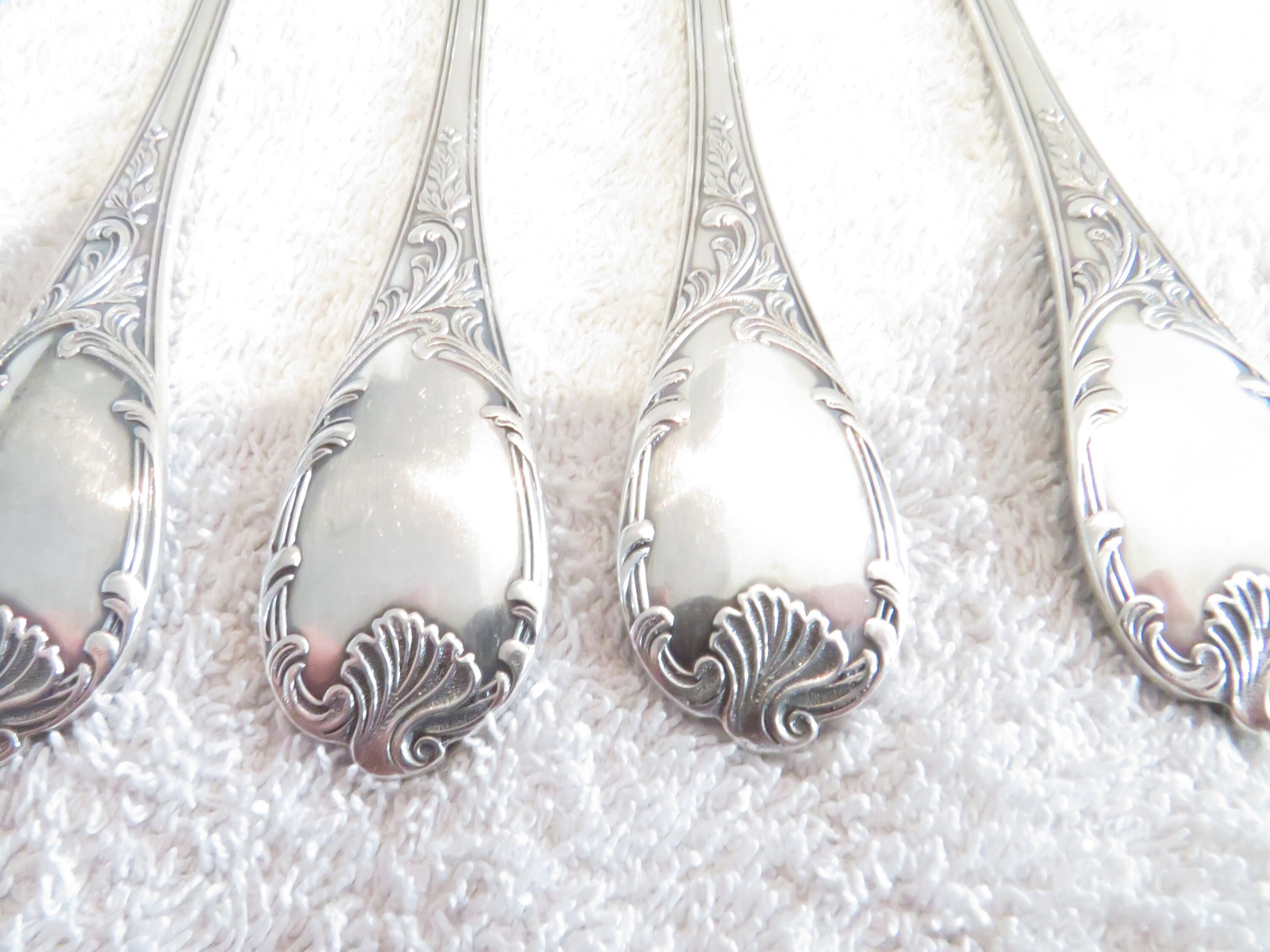 4 本の銀メッキ オイスター フォーク、金細工師クリストフル モデル