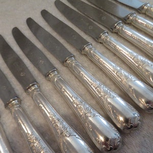 Lot De 12 Couteaux à Entremet En Métal Argenté, Modèle Marly, Fabrication Française