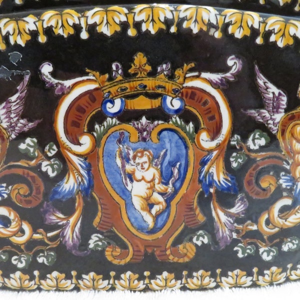 Belle jardinière forme éventail faience de Gien décor renaissance sur fond noir 1876 ( French pottery jardiniere black renaissance pattern)