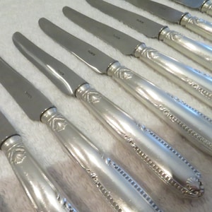 12 cuchillos de postre mango de metal plateado estilo Luis XIV orfebre Ravinet Denfert principios del 20 c cuchillos de postre plateados franceses