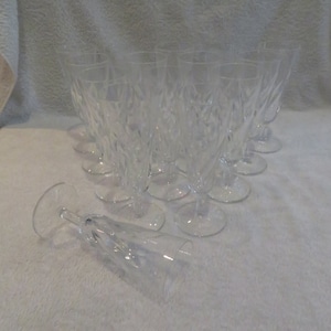 schöner Satz von 15 Champagner-Flöten 11cl Kristall von Saint Louis (nach 1936) Modell Bidassoa (französisch kristall champagne flutes)