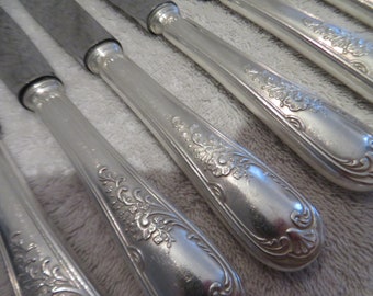 12 couteaux de table manche métal argenté style rocaille orfèvre F Frionnet Vintage French silver-plated dinner knives 25,1cm