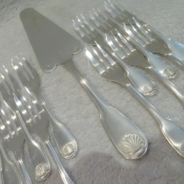 11 fourchettes à gateaux, pelle à tarte métal argenté décor coquille orfèvre Christofle modèle Vendome french silver-plated 12p pastry set