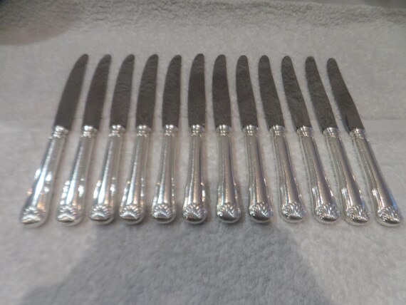 12 couteaux de table manche métal argenté style rocaille orfèvre EB