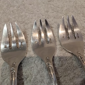 Três garfos para ostras banhados a prata da Christofle, modelo Marly, meados do século XX, garfos franceses para ostras banhados a prata, 14,8 cm