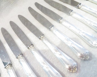 12 couteaux de table manche métal argenté orfèvre LeMondial (pour 6) style rocaille Vintage French silver-plated dinner knives