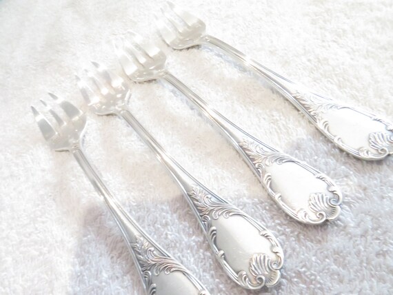 4 本の銀メッキ オイスター フォーク、金細工師クリストフル モデル
