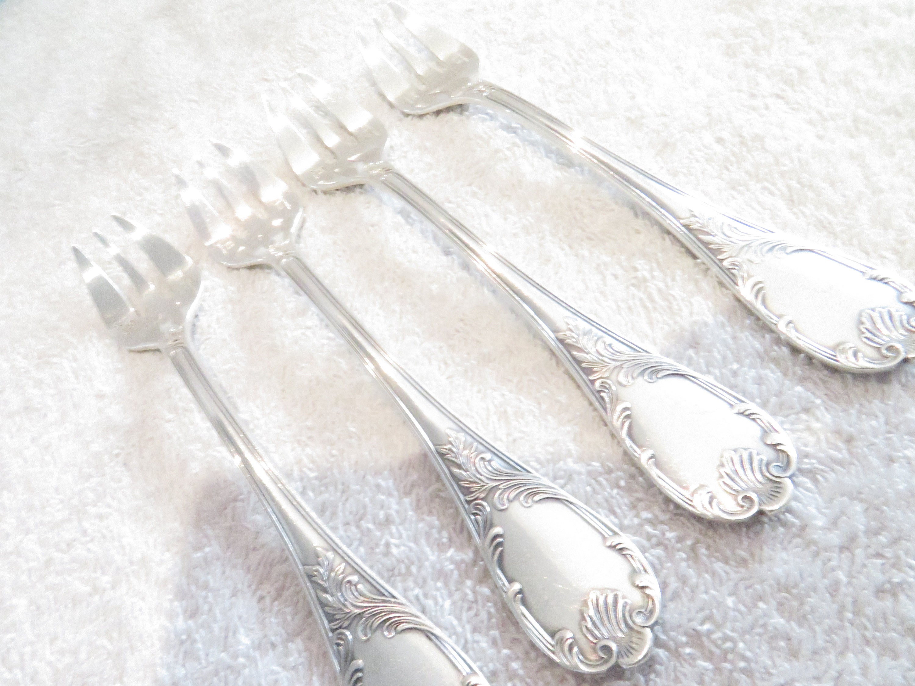 4 本の銀メッキ オイスター フォーク、金細工師クリストフル モデル