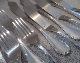 6 couverts poisson métal argenté orfèvre Christofle modèle Rubans Louis XVI early 20th c French Silver-plated 12p fish cutlery set scratches