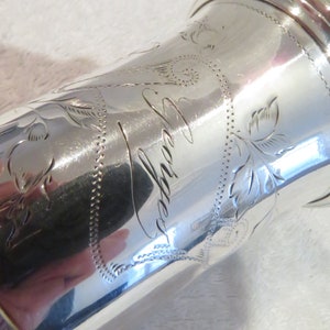 Charmante timbale argent 800 Allemagne style art nouveau décor parchemin et fleurs gravé Georges 1900 German ? 800 silver baby cup