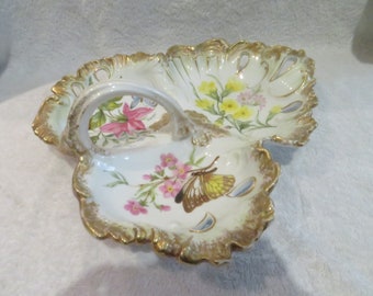 Superbe mendiant 3 lobes porcelaine Limoges style rocaille 1900 décor fleurs, papillons Magnificent Limoges Porcelain serving dish rococo