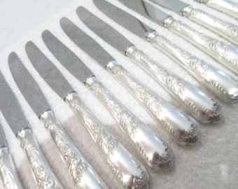 12 couteaux de table manche métal argenté style rococo orfèvre Ravinet Denfert modèle Louis XV 17 Gorgeous silver-plated dinner knives