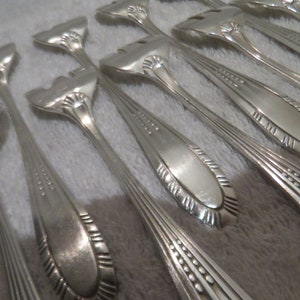 12 versilberte Austerngabeln im Art-Deco-Stil, Goldschmied Perrin, Mitte des 20. Jahrhunderts. Französische versilberte Austerngabeln, 13,4 cm