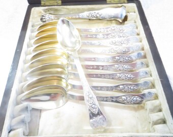 10 cucharas y pinzas para azúcar en plata dorada, plata 800, Minerva St. Louis Philippe, platero, JG, siglo XIX, francés.