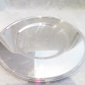 Assiette de présentation métal argenté orfèvre Christofle modèle Malmaison Empire Vintage 2000 silver-plated Charger presentation d 30,2cm