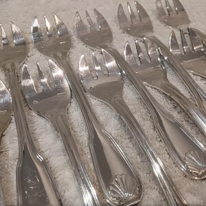 12 silver-plated oyster forks, shell and net pattern, by French silversmith Argental, 13.1cm