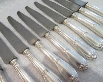 12 couteaux de table manche métal argenté orfèvre Ercuis et Miele modèle Pompadour early 20th c French silver-plated dinner knives