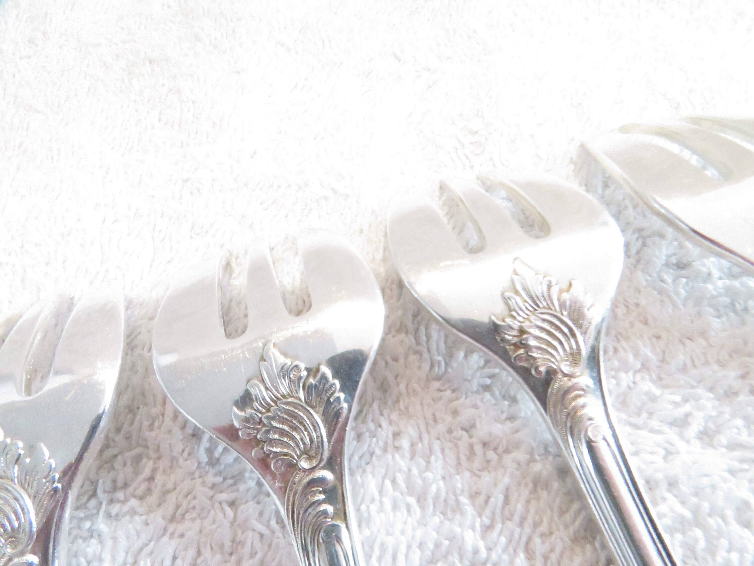 4 本の銀メッキ オイスター フォーク、金細工師クリストフル モデル