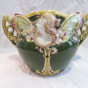 Magnifique et rare cache pot barbotine style art nouveau Mucha fabrique Onnaing modèle Biarritz Magnificent French majolica hide jar