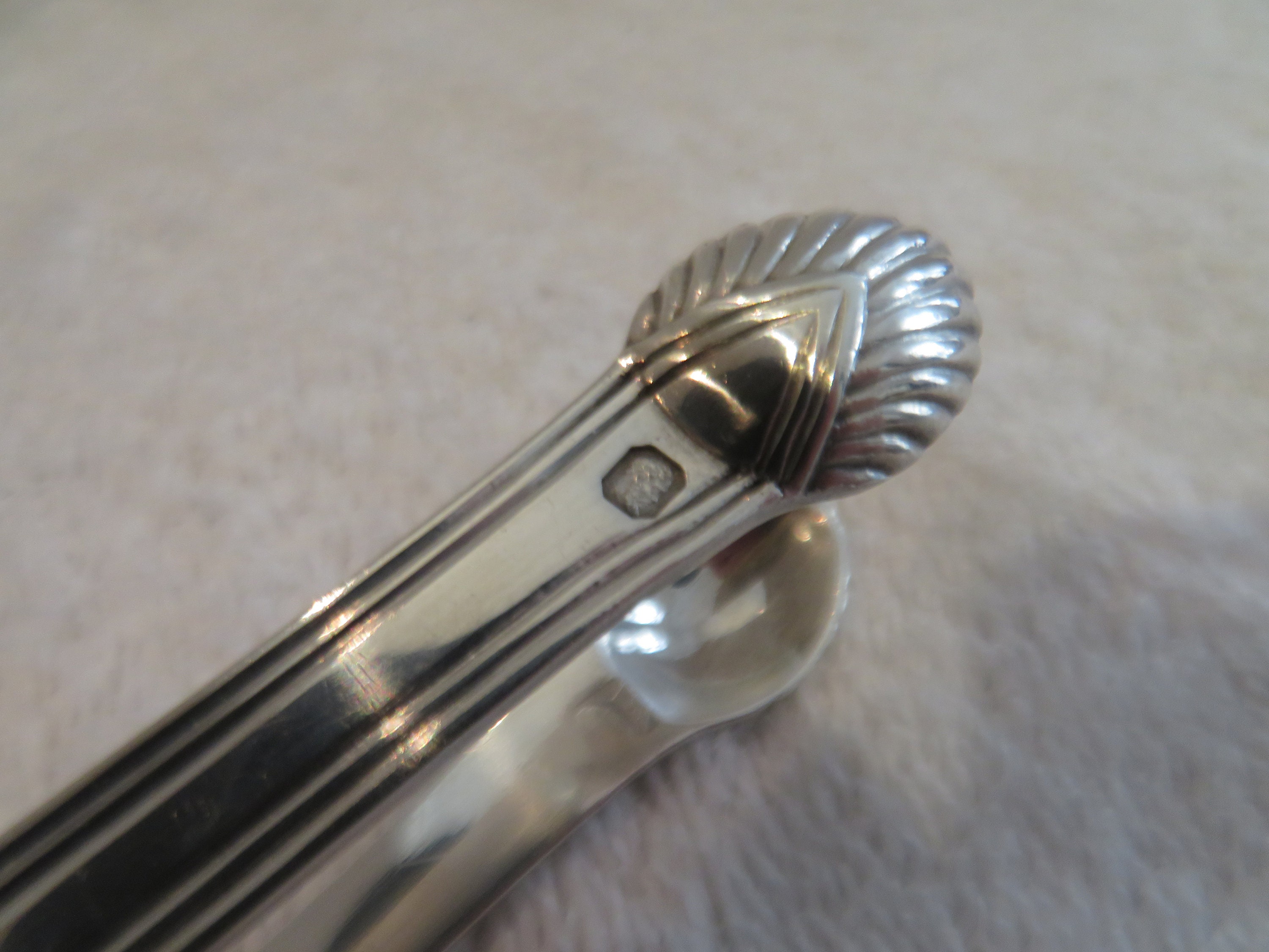 950 シルバー製シュガートング、ヴィエイヤール刻印 1819-1838、貝殻柄