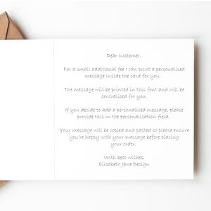 Pu&ograve; includere: Un biglietto bianco con un messaggio che spiega come sia possibile aggiungere un messaggio personalizzato a un biglietto con un costo aggiuntivo. Il messaggio &egrave; stampato in un carattere semplice e sar&agrave; centrato. Il messaggio indica anche che il messaggio verr&agrave; copiato e incollato, quindi il cliente deve assicurarsi di essere soddisfatto del messaggio prima di effettuare l'ordine. Il biglietto &egrave; firmato "Elisabeth Jane Design".