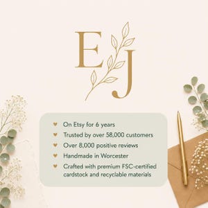 Puede incluir: Un gr&aacute;fico con las letras doradas E y J separadas por una rama. Debajo, un recuadro verde claro enumera: On Etsy for 6 years, Trusted by over 58,000 customers, Over 8,000 positive reviews, Handmade in Worcester, FSC-certified cardstock.