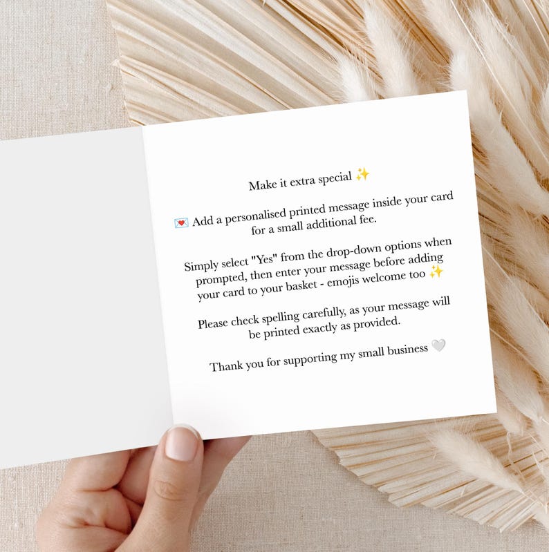 Puede incluir: Una tarjeta de felicitaci&oacute;n blanca con texto en negro que dice: Make it extra special. Add a personalised printed message inside your card for a small additional fee. Simply select Yes from the drop-down options, then enter your message.