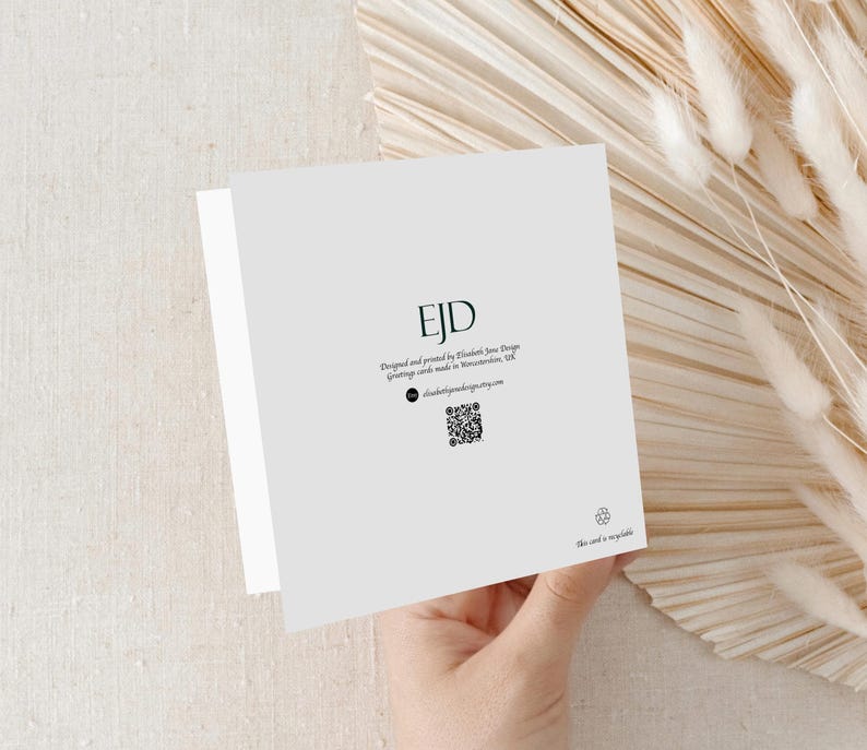Puede incluir: Una tarjeta de felicitaci&oacute;n cuadrada de color blanco con el texto negro EJD, Designed and printed by Elizabeth Jane Design, Greetings cards made in Worcestershire, UK, un logotipo de Etsy, un c&oacute;digo QR y un s&iacute;mbolo de reciclaje.