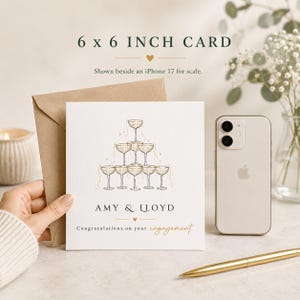 Puede incluir: Una tarjeta de felicitaci&oacute;n cuadrada de 15,24 x 15,24 cm con una ilustraci&oacute;n en tinta dorada de una torre de copas de champ&aacute;n. El texto dice AMY & LLOYD y Congratulations on your engagement. La tarjeta incluye un sobre kraft y un smartphone.