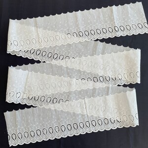 Bordure vintage brodée en lin blanc, dentelle à oeillets, plus de 3 mètres, ancien stock neuf