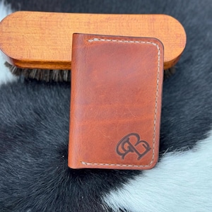 Cartera minimalista plegable de cuero de grano completo hecha a mano