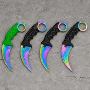 Peut inclure: Quatre couteaux karambit avec lames courbes et anneaux de doigt. Le premier a un manche vert et une lame arc-en-ciel. Les trois autres ont des manches noirs et des lames arc-en-ciel avec des motifs de toile, tourbillons et rayures.
