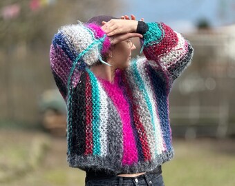 Mohairsweater, handgestricktes Einzelstück, Rippenstrick, V-Ausschnitt, langhaariges Mohair, flauschig, bunt, Streifen, Pullover, knitwear