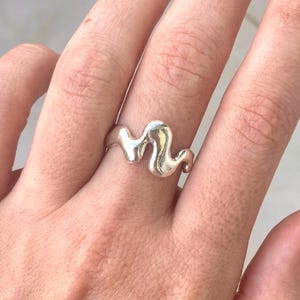 Anillo de metal líquido, Anillo de forma orgánica, Anillo de plata 925, Anillo de plata maciza, Anillo de lava