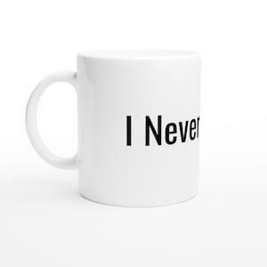Puede incluir: Taza de café de cerámica blanca con una inscripción negra que dice "I Never"