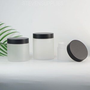 Può includere: Tre barattoli di vetro smerigliato con coperchi neri. I barattoli sono cilindrici, con un coperchio di lato. I barattoli sono di diverse dimensioni e il testo "STEVENSUPPLIES" è visibile in alto.