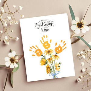 Cartão de Feliz Aniversário com Impressão da Mão da Mamãe, Cartão de Flores para Imprimir, Presentes para a Mamãe, Cartão Artesanal para a Avó, Artesanato Pré-escolar, Modelo do Canva