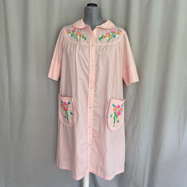 pink snap-front house coat, vintage pink robe with embroidered pockets and snaps, vintage pink smock, short sleeved housecoat,