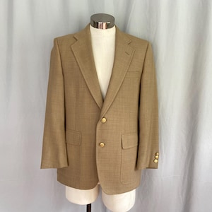 Mens beige 1970s hopsack blazer with gold buttons, vintage tan mens sport coat size 40 short, 70s jacket with groovy wide lapels