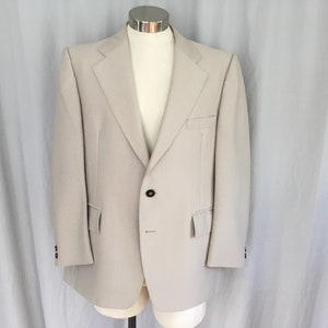 Tan polyester sport coat, beige disco blazer size 44, mens 1970s off white  suit jacket, 70s light color blazer with wide lapels