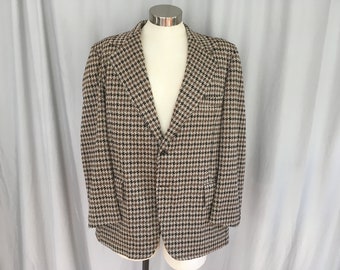 Brown and beige polyester mens sport coat, size 46R with 1970's wide lapels, brown 70s houndstooth disco blazer with wide collar, 44 / 46