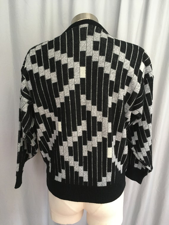 Mens gray black and white 1980s sweater with geom… - image 6