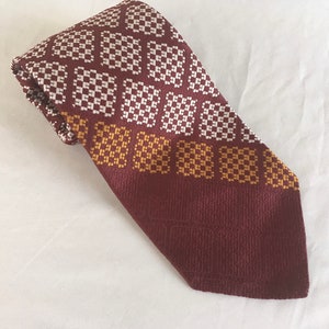 Burgundy vintage necktie with geometric pattern, tie with woven pattern. Nerdy burgundy necktie.  4 inch wide tie.