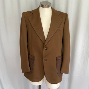 Groovy mens brown sportcoat with faux leather pocket accents, size 44, brown 1970s blazer with leather accents