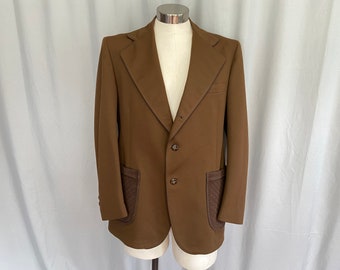 Groovy mens brown sportcoat with faux leather pocket accents, size 44, brown 1970s blazer with leather accents