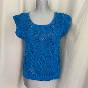 Womens blue short sleeved 1980s sweater. blue 80s casual top, vintage sleeveless cable knit sweater with loose weave