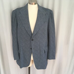 Blue double-knit polyester mens sport coat, size 44R 46R with 1970&#39;s wide lapels, blue herringbone polyester blazer, tags still on