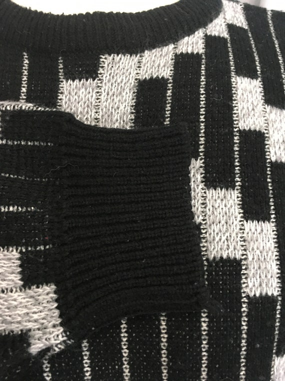 Mens gray black and white 1980s sweater with geom… - image 3